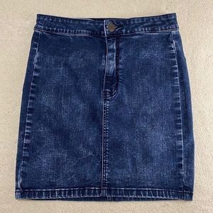 super stretch denim mini skirt Size 6，Back pockets, button and zip closure